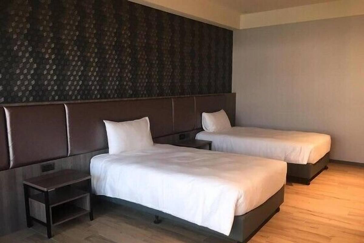 1 bedroom, down duvets, minibar, desk