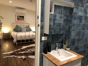Towels, soap, shampoo, toilet paper - Newly Renovated Coastal Getaway (Barwon Heads)