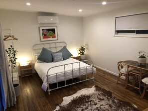 1 bedroom, iron/ironing board, WiFi, bed sheets - Newly Renovated Coastal Getaway (Barwon Heads)