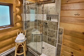 Badewanne, Haartrockner, Handtücher, Seife