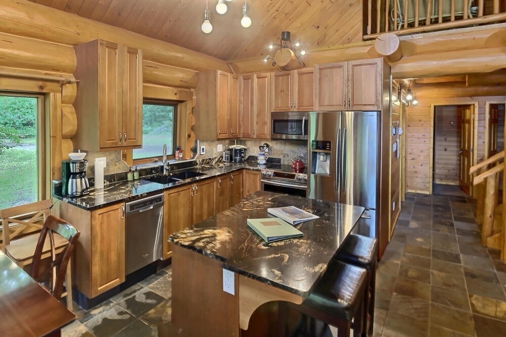 Lakeside Mountain Chalet- Tyaughton (Tyax) Lake
