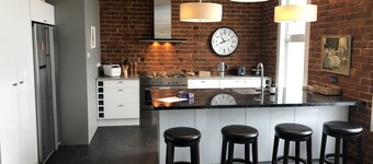 Top floor 3 bed apartment in the iconic Tiger Tea Building ( FREE Netflix)