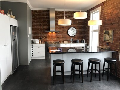 Top floor 3 bed apartment in the iconic Tiger Tea Building ( FREE Netflix)