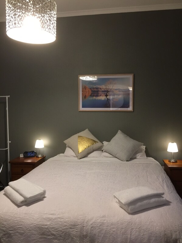 3 bedrooms, iron/ironing board, WiFi, bed sheets