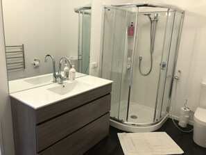Douche, sèche-cheveux, serviettes fournies, savon