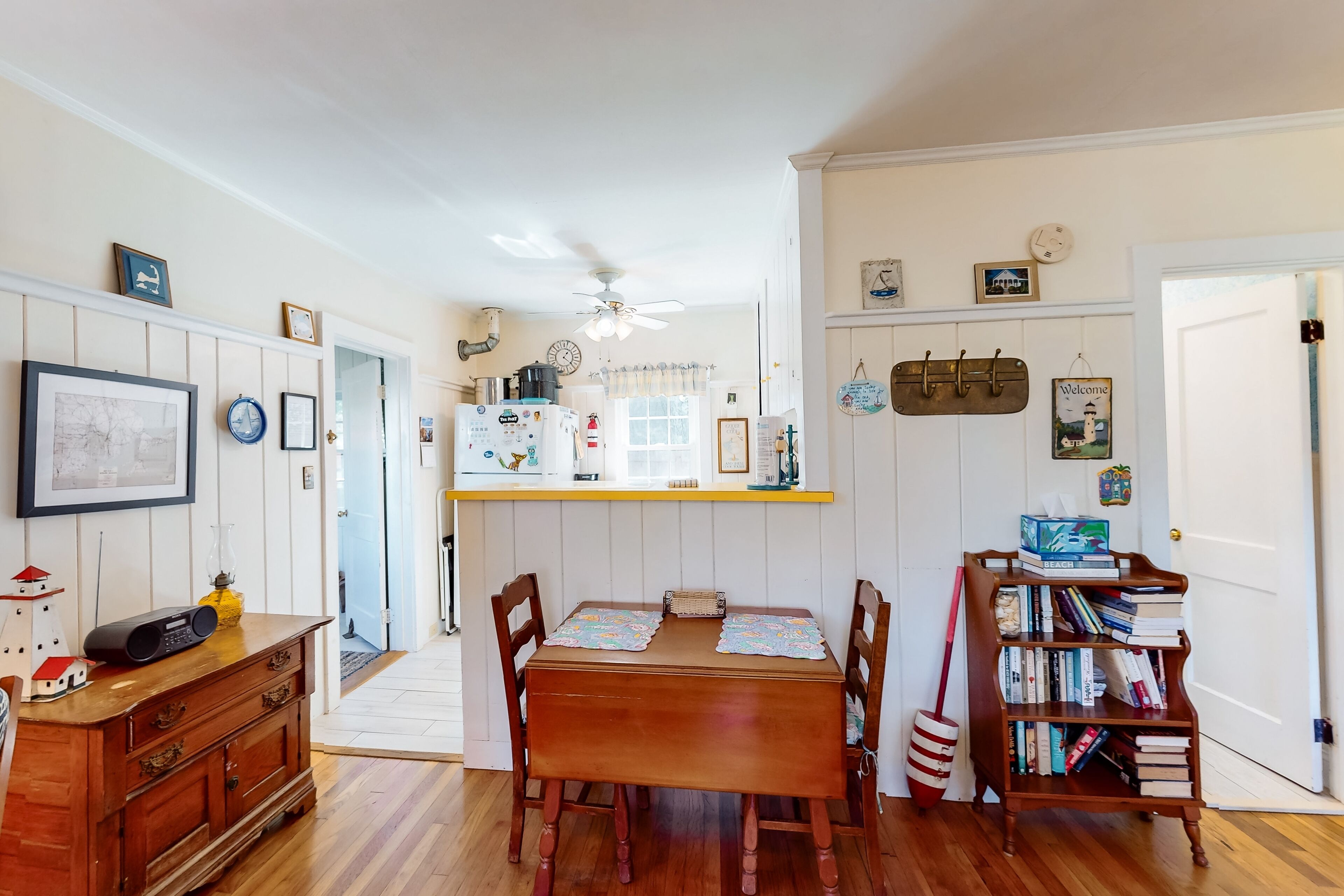 Dog-friendly beach cottage on Harwich's main street with large lawn