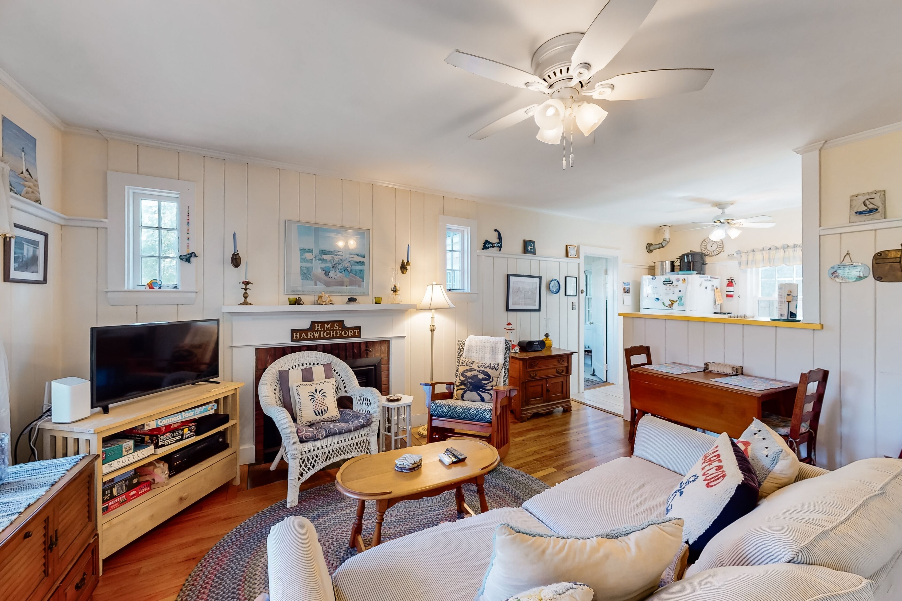 Dog-friendly beach cottage on Harwich's main street with large lawn