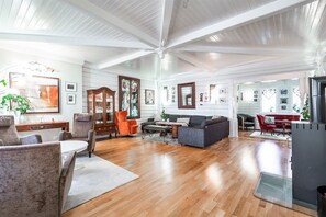 Exclusive Villa | Living room | Flat-screen TV - By the Sea  Luxury Villa (Tromsø)