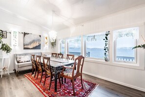 Exclusive Villa | In-room dining - By the Sea  Luxury Villa (Tromsø)