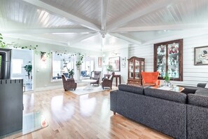 Exclusive Villa | Living room | Flat-screen TV - By the Sea  Luxury Villa (Tromsø)