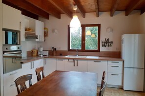 Fridge, microwave, oven, stovetop - Classic Breton holiday home in Sarzeau (Sarzeau)