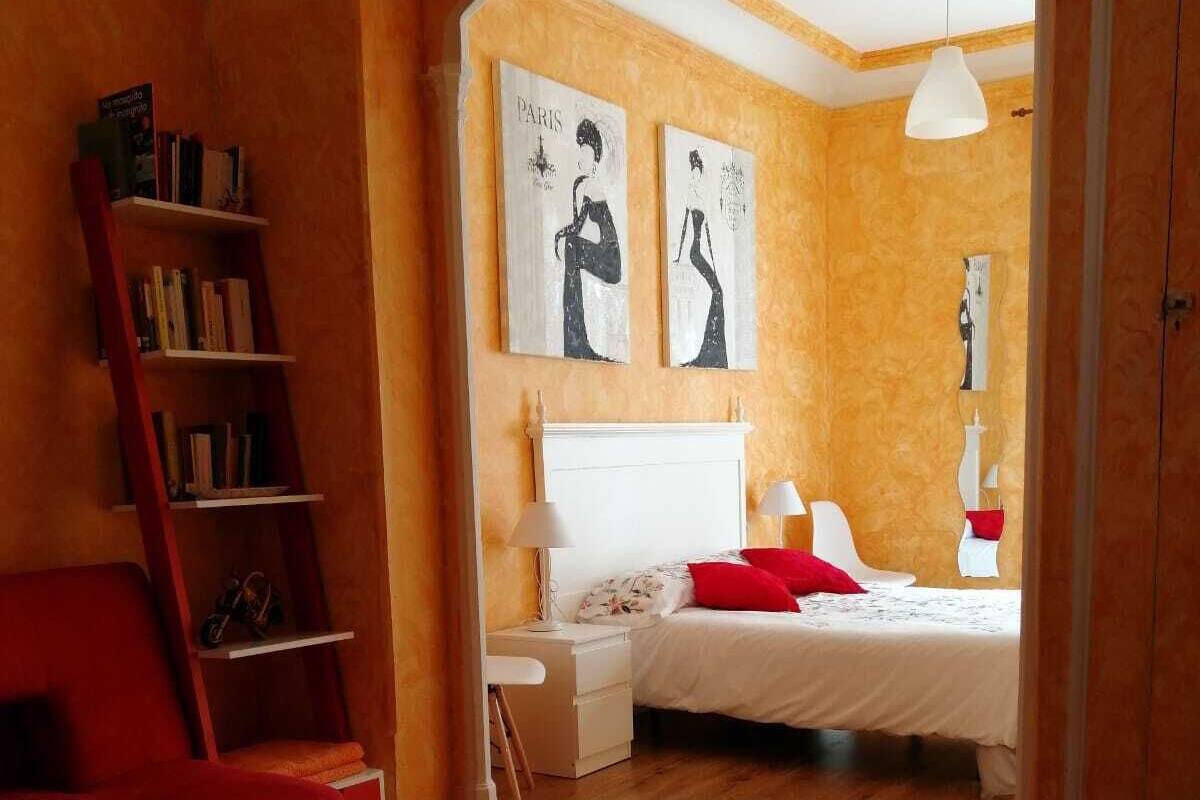 Escritorio, wifi gratis y ropa de cama