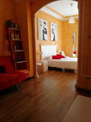 Habitación Las Estelas | Escritorio, wifi gratis, ropa de cama