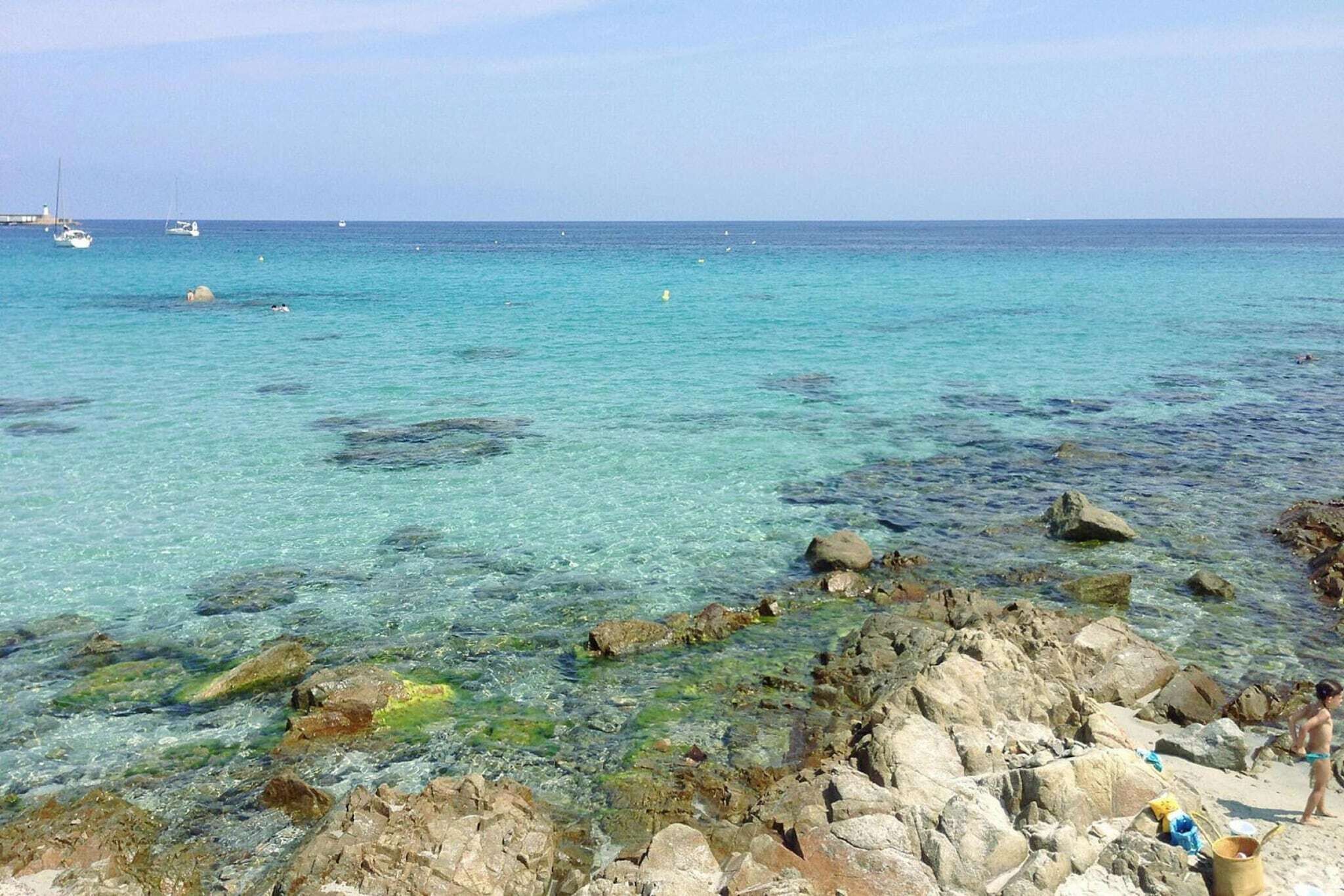 بالقرب من الشاطئ