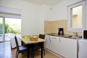 Refrigerador, microondas, placa de cocina, tostadora