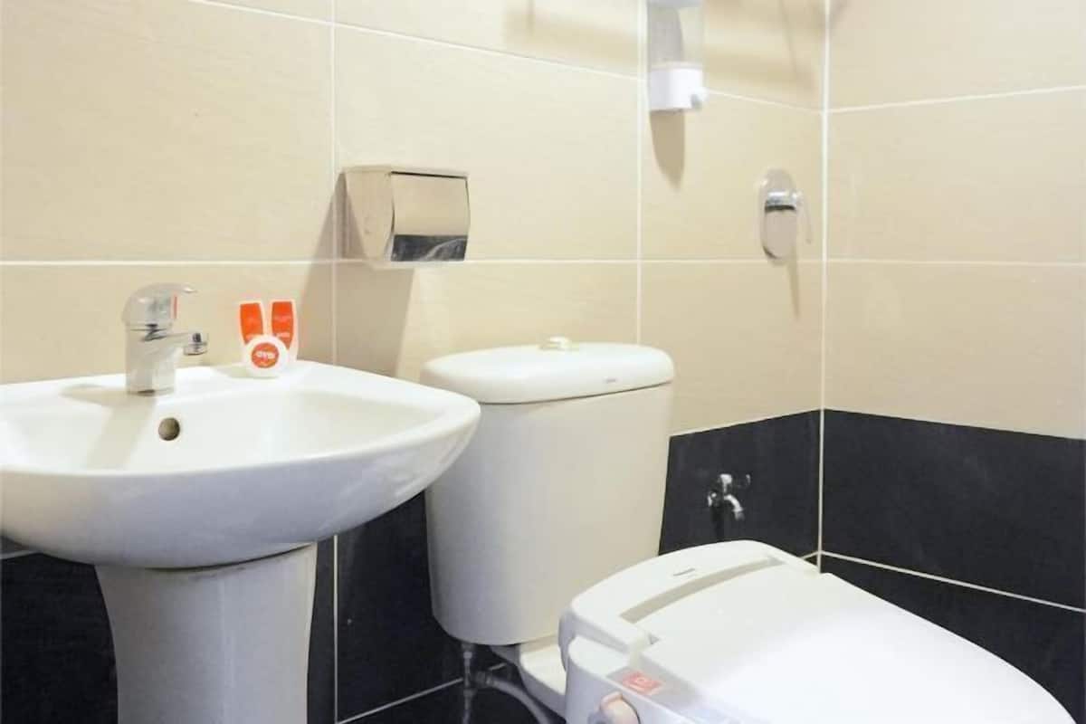 Bathroom | Shower, rainfall showerhead, free toiletries, bidet