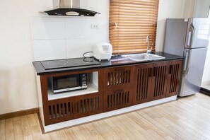 ثلاجة، ميكروويف، موقد طهي مسطح، مستلزمات طهي/أطباق/أوعية