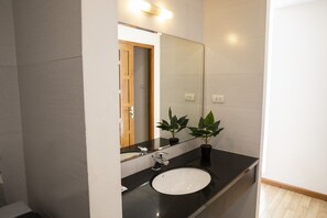 مجففات شعر، مناشف، صابون، شامبو