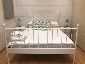 1 bedroom, in-room safe, iron/ironing board, free WiFi