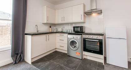 2 Bed Flat in Pedestrianized High Street