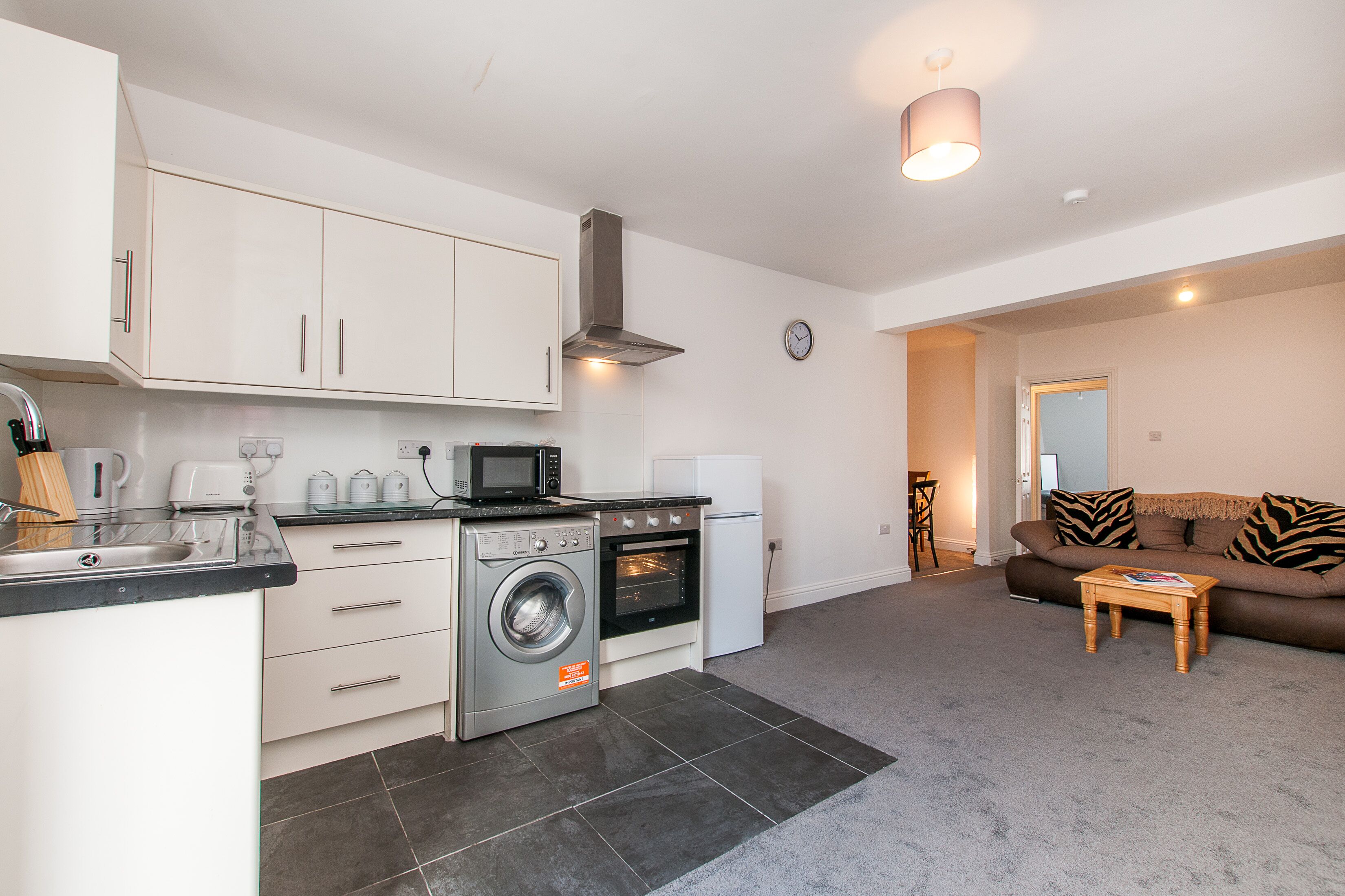 City Apartment | Private kitchen | Fridge, microwave, oven, stovetop