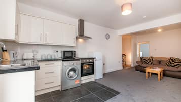 City Apartment | Private kitchen | Fridge, microwave, oven, stovetop