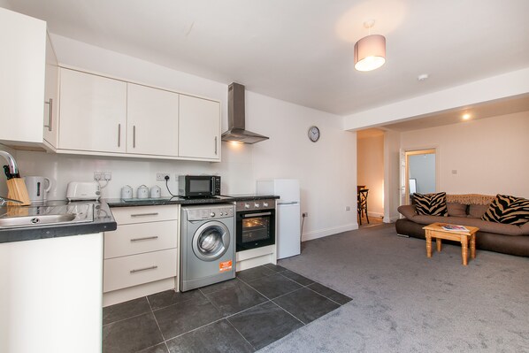 City Apartment | Private kitchen | Fridge, microwave, oven, stovetop