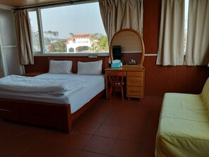 Desk, free WiFi, bed sheets - Mingyuan Homestay (Jinhu)