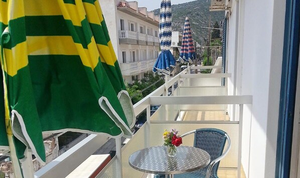 Kamer, 1 twee- of 2 eenpersoonsbedden, balkon | Balkon