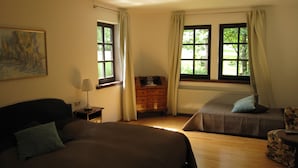Ein Zimmer mit zwei Betten, einem Schminktisch, einer Lampe und einem Bild an der Wand.