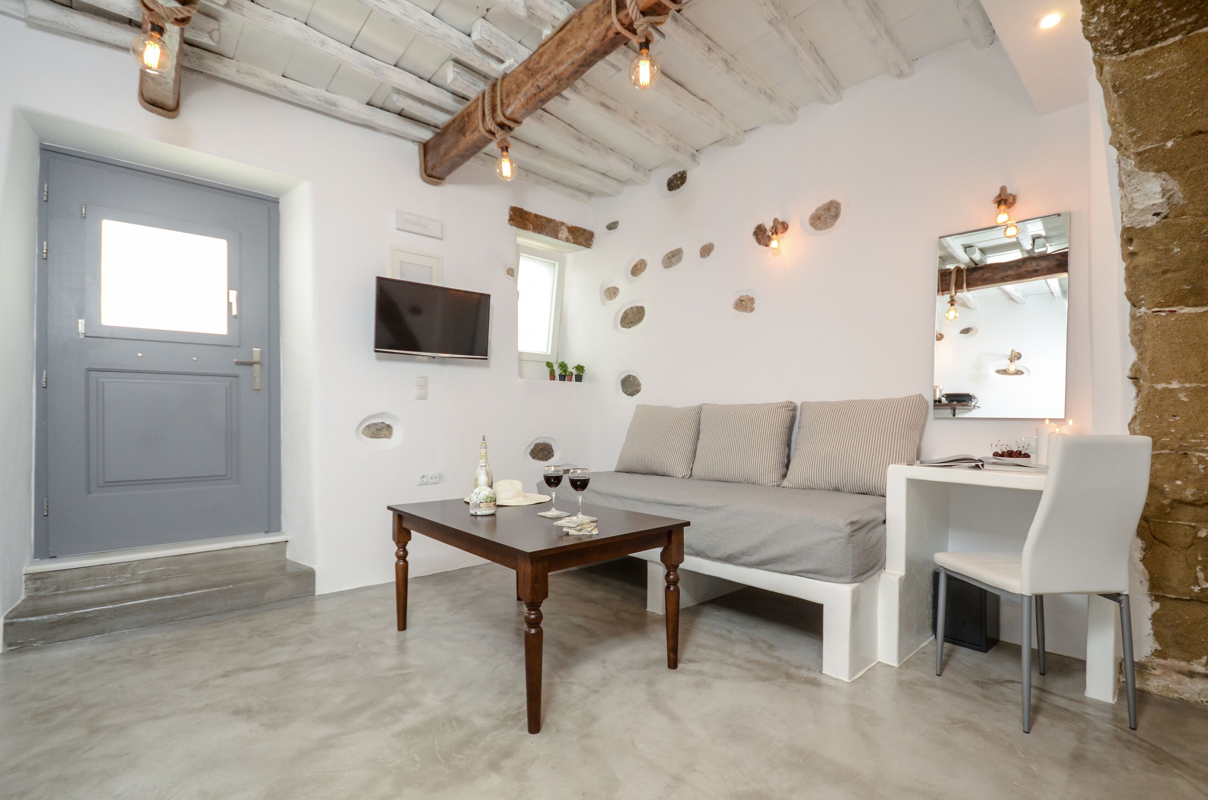 petite suite | living area