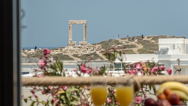 A view of ancient ruins on a hillside with a clear sky. - Venetian Suites (Naxos)
