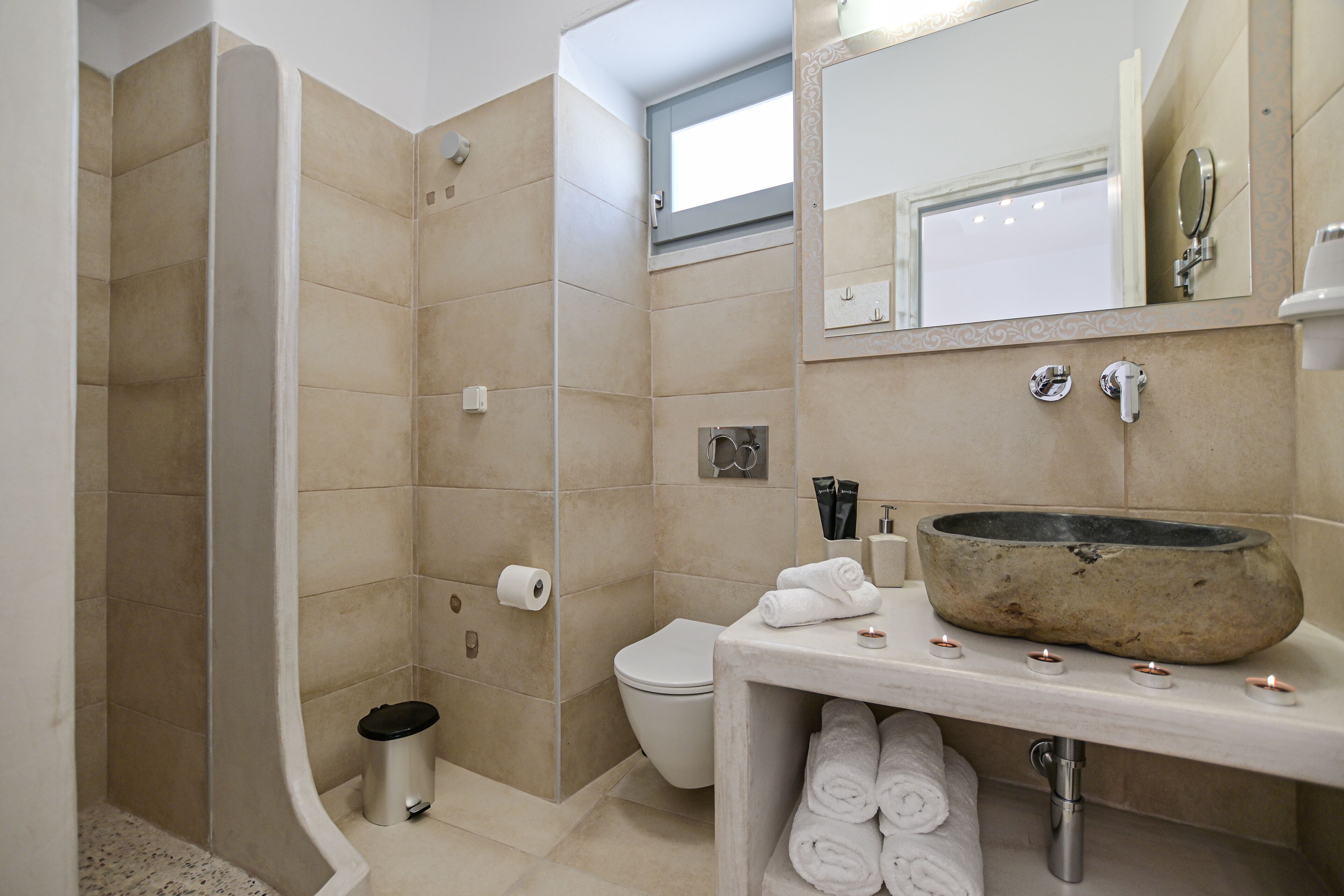 suite, 1 bedroom (v.s.ii suite 2) | bathroom | shower, rainfall showerhead, hair dryer, bidet