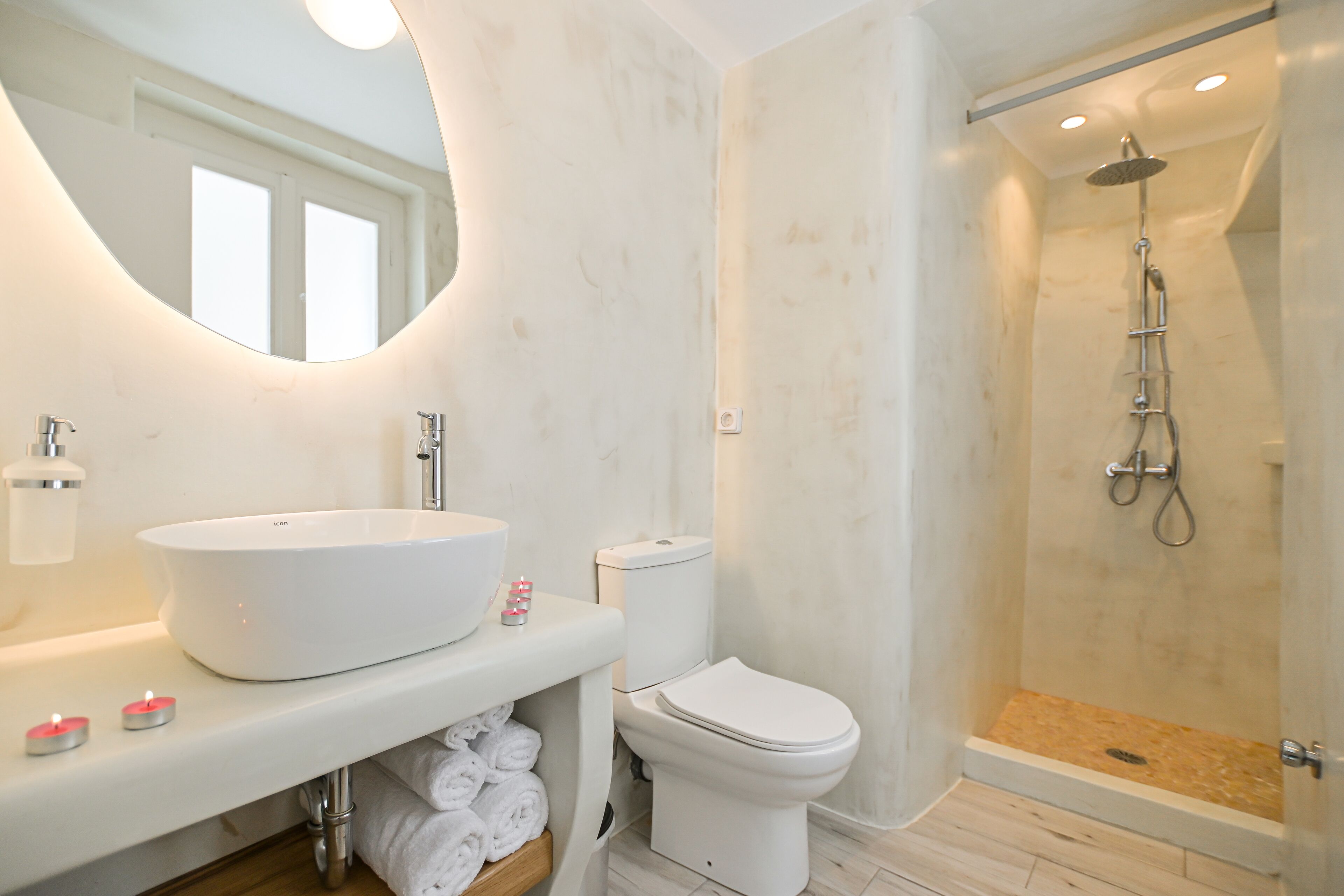 suite, 1 bedroom (v.s.iii suite 1) | bathroom | shower, rainfall showerhead, hair dryer, bidet