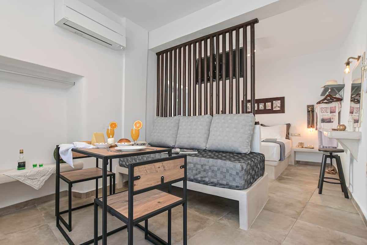 Suite, 1 Bedroom (V.S.II Suite 3) | Living area
