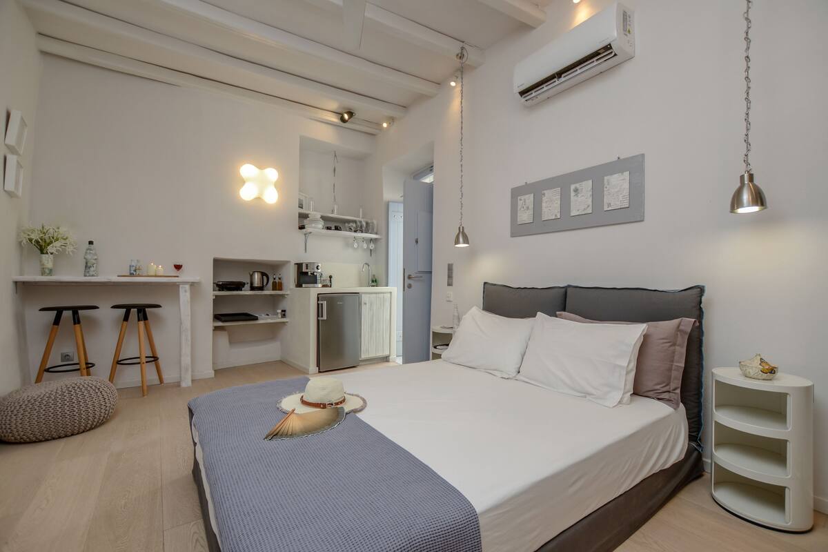 Suite, 1 soverom (Petite Home) | Sengetøy av topp kvalitet, senger med overmadrass og safe på rommet
