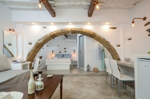 Petite Suite | Premium bedding, pillowtop beds, in-room safe, soundproofing - Venetian Suites (Naxos)