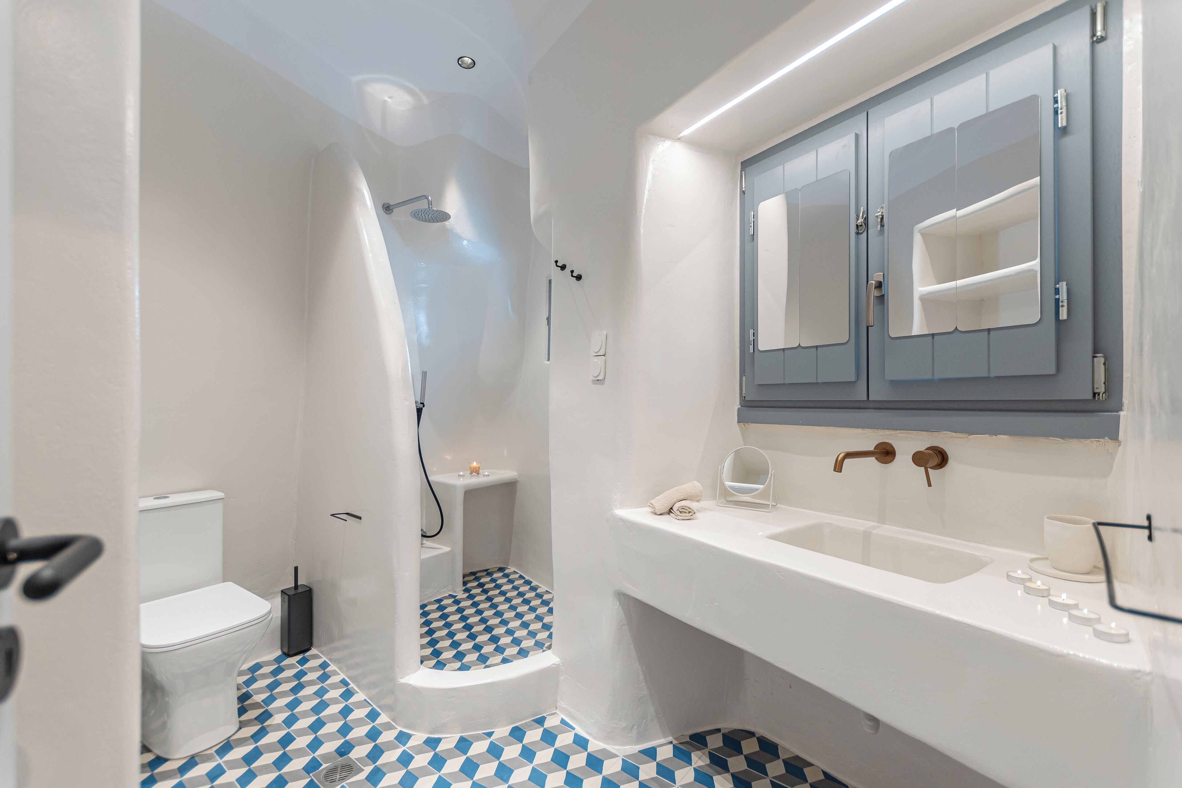 v.s.llll suite 1  | bathroom | shower, rainfall showerhead, hair dryer, bidet