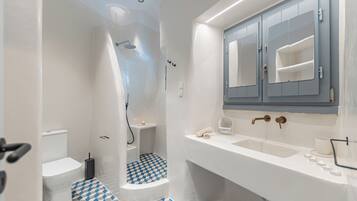 Tweepersoonskamer | Badkamer | Een douche, een regendouche, een haardroger, een bidet