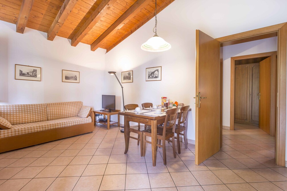 Folaghe 4, apartment with terrace overlooking the grove