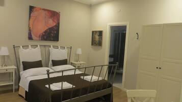 Blackout drapes, free WiFi, bed sheets