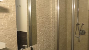 Double Room (Salinas) | Bathroom | Shower, hair dryer, bidet, towels