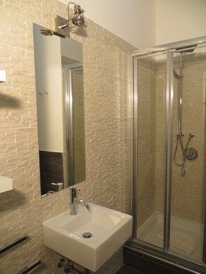 Double Room (Salinas) | Bathroom | Shower, hair dryer, bidet, towels - B&B  Museo Salinas (Palermo)