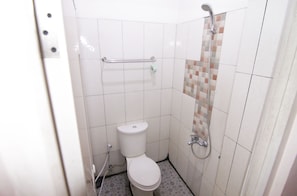 Kamar Superior | Kamar mandi | Shower dan handuk