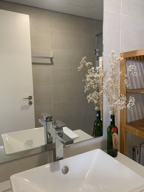 Appartement, 1 slaapkamer | Badkamer | Een douche, een regendouche, een haardroger, handdoeken