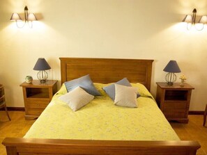 Habitació triple, bany privat (Jacuzzi) | Roba de llit d'alta qualitat i decoració individual 