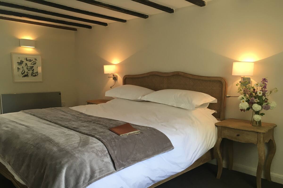 King Size Room | WiFi (free), bed sheets
