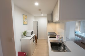 Room (903) | Private kitchen | Fridge, microwave, stovetop, electric kettle - Ohma Hotel Shinsaibashi 9 (Osaka)