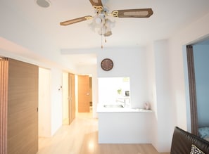 Room (903) | Living area | TV