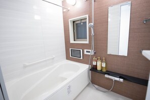 Habitación (903) | Baño | Tina con regadera, secadora de cabello, pantuflas, bidet electrónico 